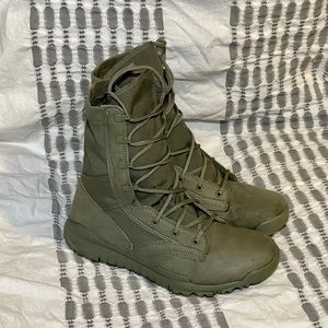 Nike SFB 8" 'Sage Forest Green' GEN 1  Size = 8.5 SKU # 631371 222